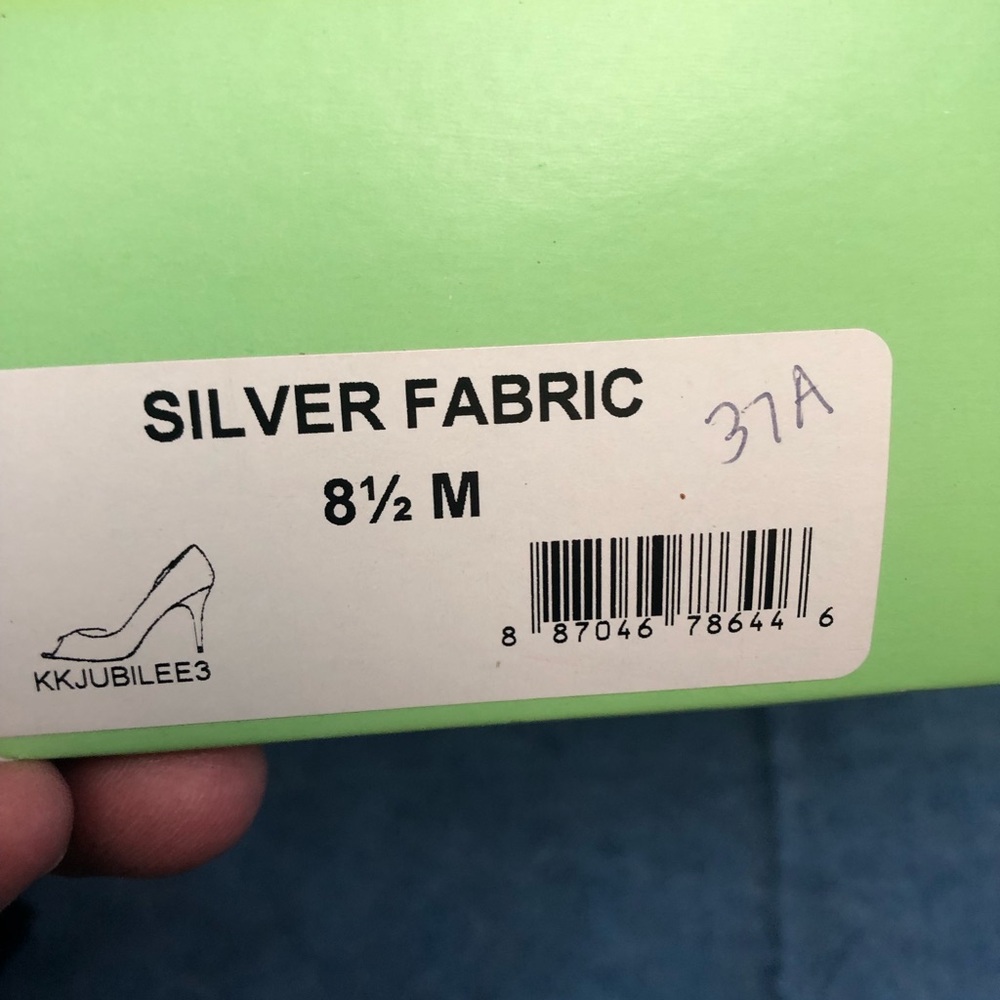 Tahari 8 1/2 medium silver heels. Barely worn - Picture 7 of 10